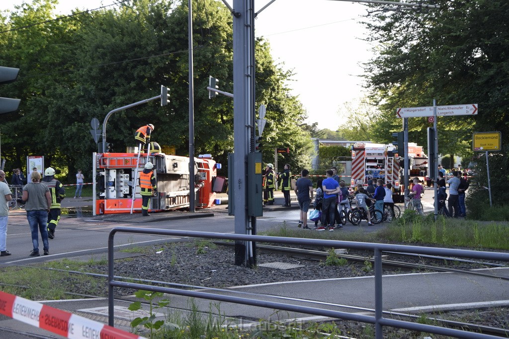 TLF 4 umgestuerzt Koeln Bocklemuend Ollenhauer Ring Militaerringstr P004.JPG - Miklos Laubert